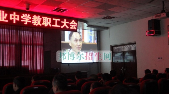 四川省南江县职业中学教师学习观看“西式民主怎么了”专题片