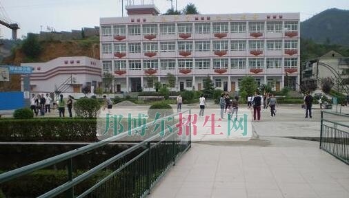 万源职业高级中学