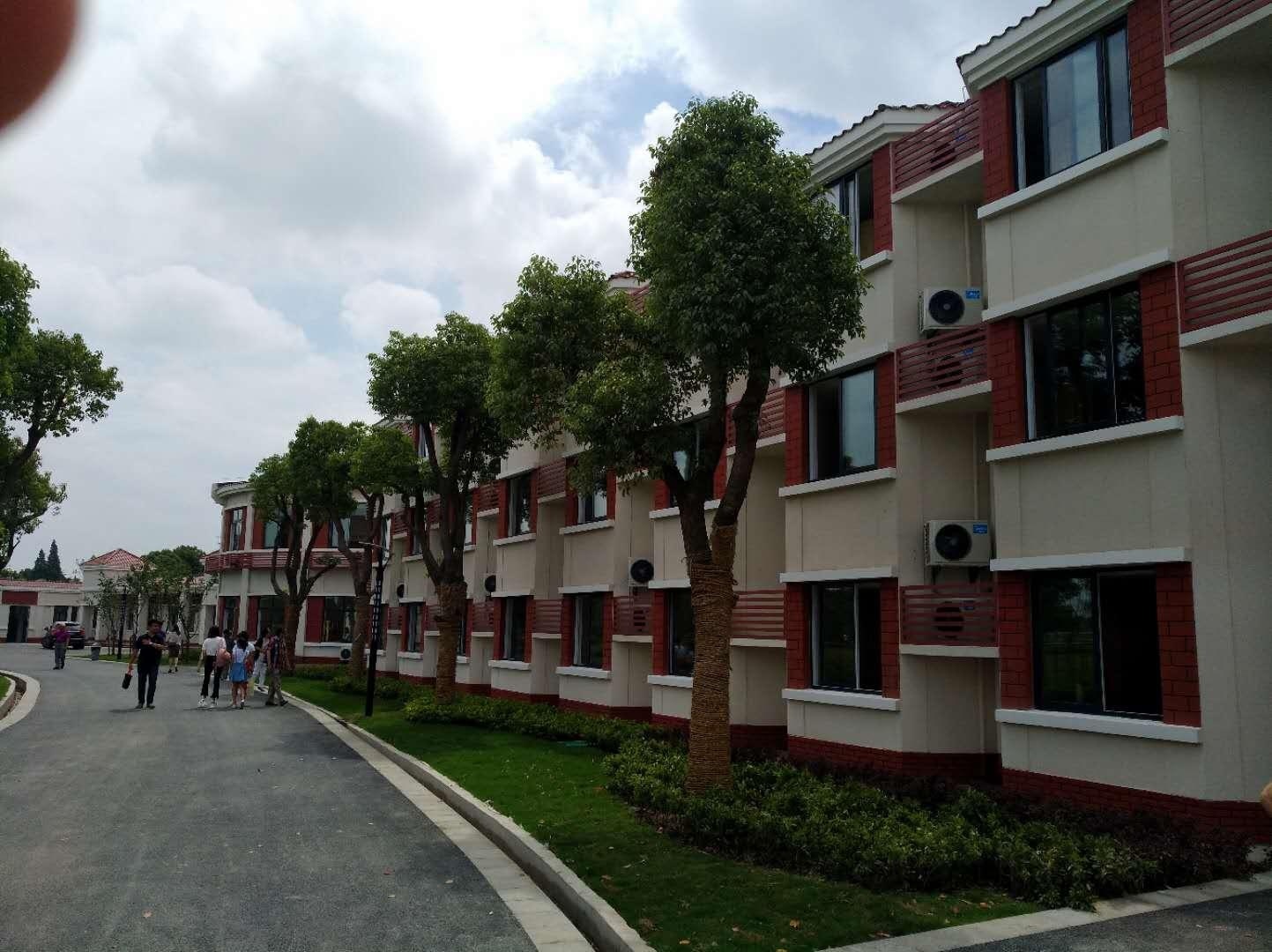 上海宏润博源学校校园实景.jpg