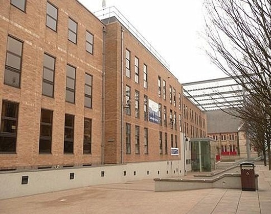 安格利亚鲁斯金大学