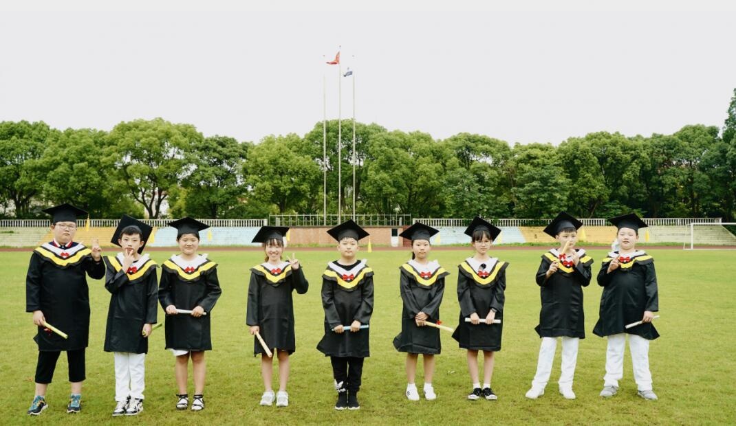 上海金苹果双语学校国际部华文三班毕业.jpg