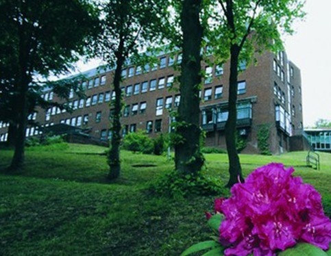 高地与群岛大学