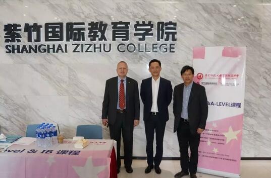 瑞中商会前主席埃尔钦汗先生（左一）与华二紫竹莱蒙尼亚项目负责人合影.jpg