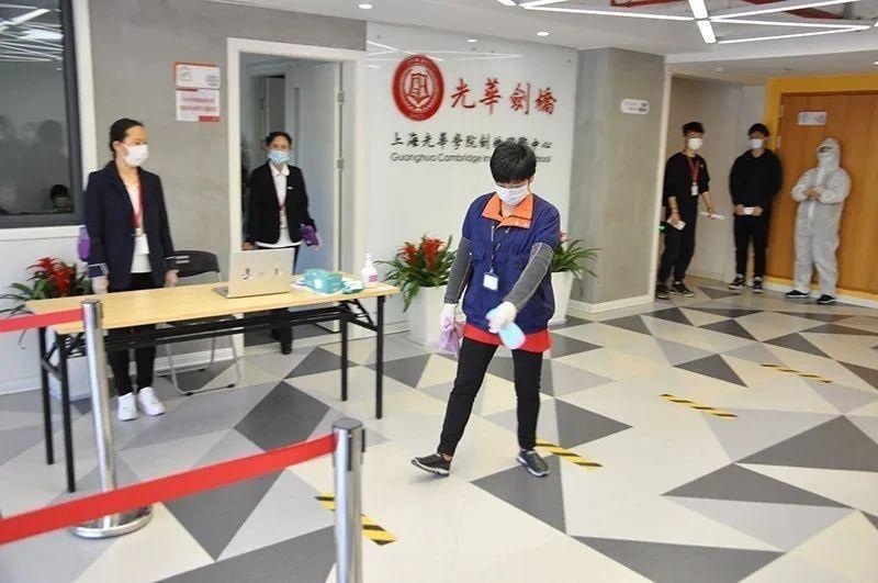 保洁人员进行消毒.jpg
