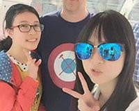 和老师亲切合影