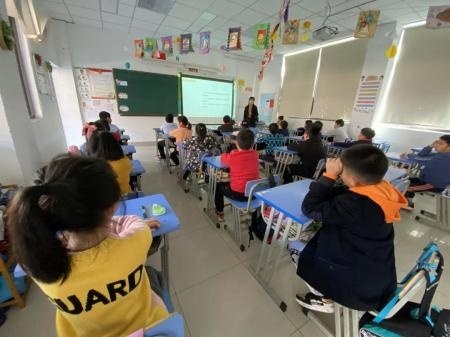 中加枫华小学开学课.jpg