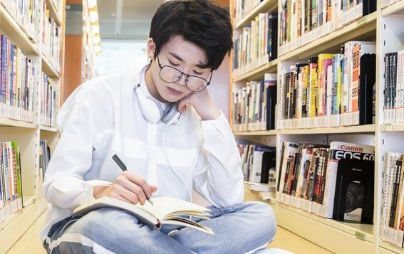 新颖和启发性