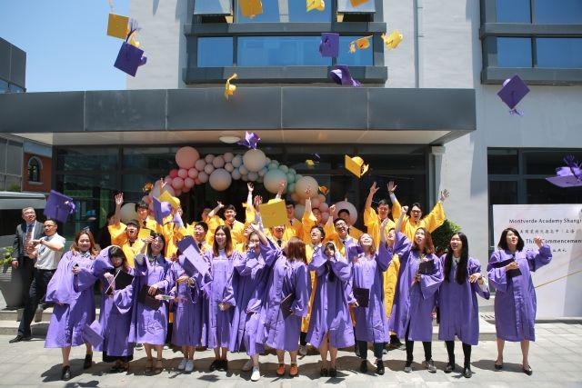 美国蒙特沃德高中上海校区2018届毕业生.jpg
