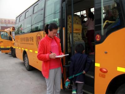 力迈校车接送