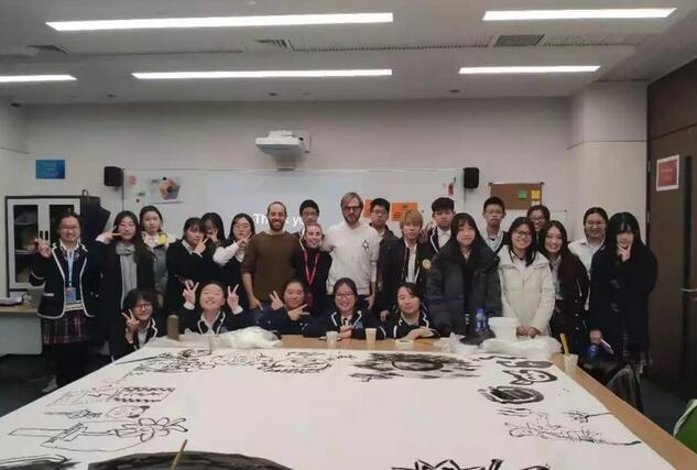 欧洲艺术家与华二紫竹莱蒙尼亚学生合影.jpg
