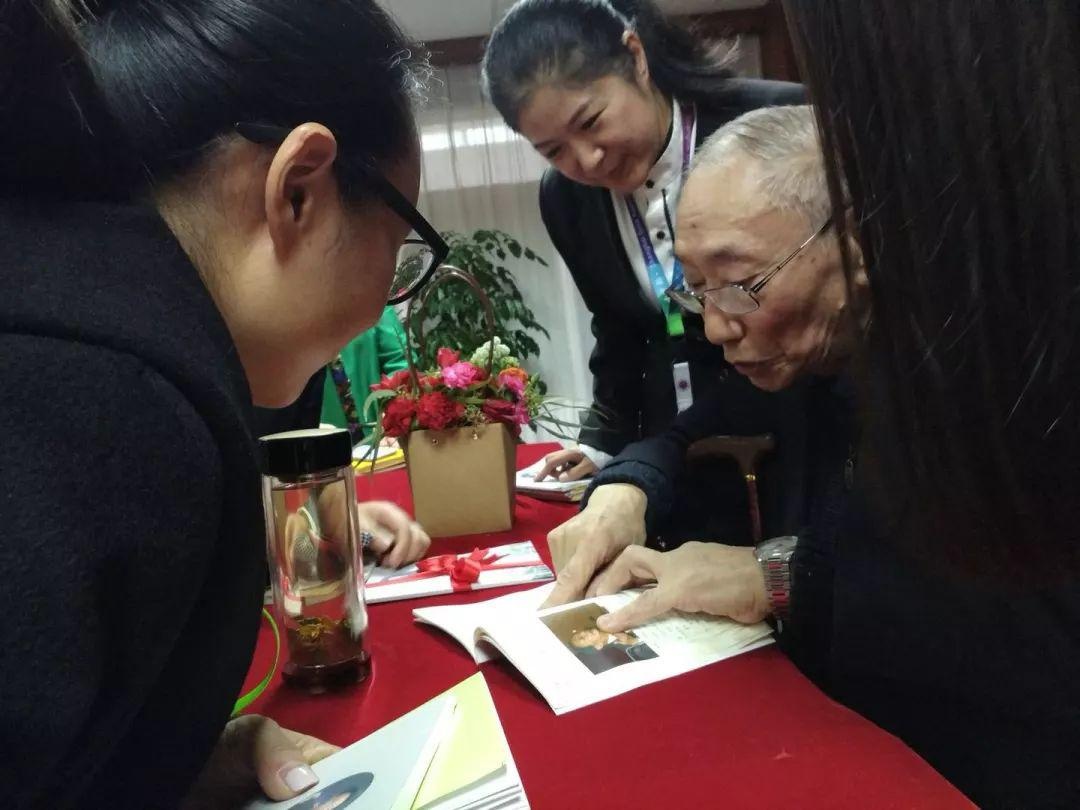 贾老与学校老师亲切交流.jpg