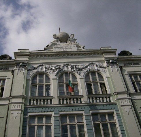 瓦尔纳经济大学