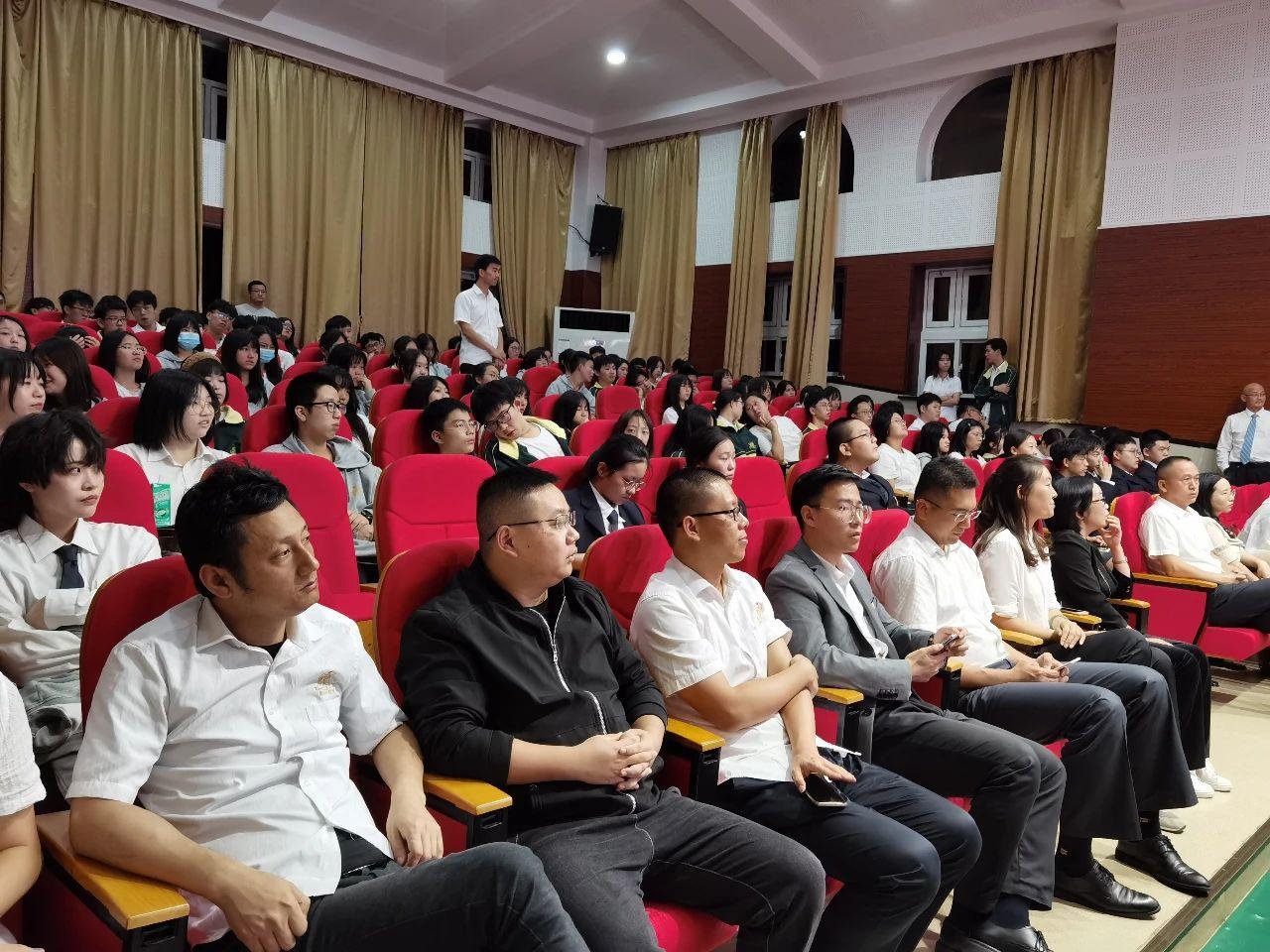 上海枫叶国际学校顺利召开九月高一年级大会.jpg