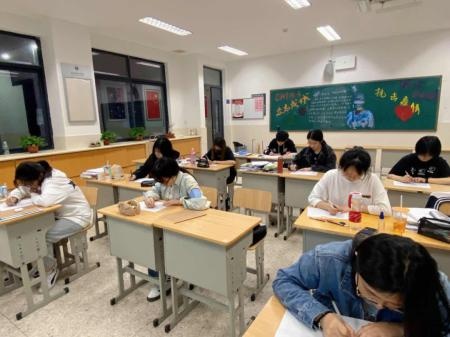 A2班的同学就针对剑桥雅思中的同义替换做出探讨并反馈。.jpg