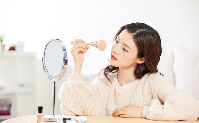 化妆怎样才不会浮粉卡粉