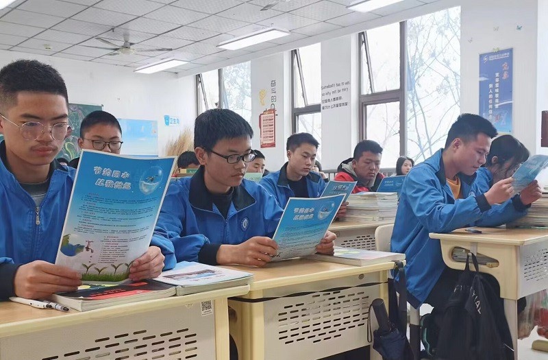 成都石化工业学校