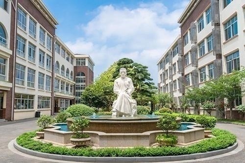 苏州工业园区外国语学校塑像.jpg