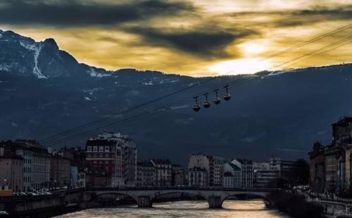 格勒诺布尔大学