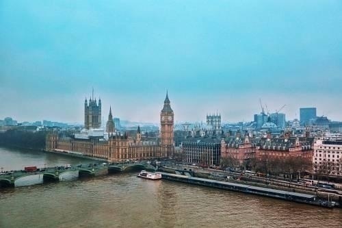 英国白金汉大学