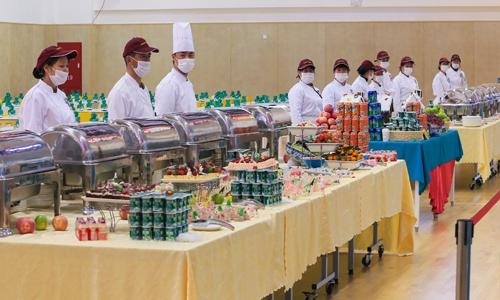 上海新纪元双语学校食堂开餐前准备