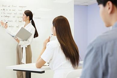 老师全程精讲精练，学管师全程督学，阶段模考。