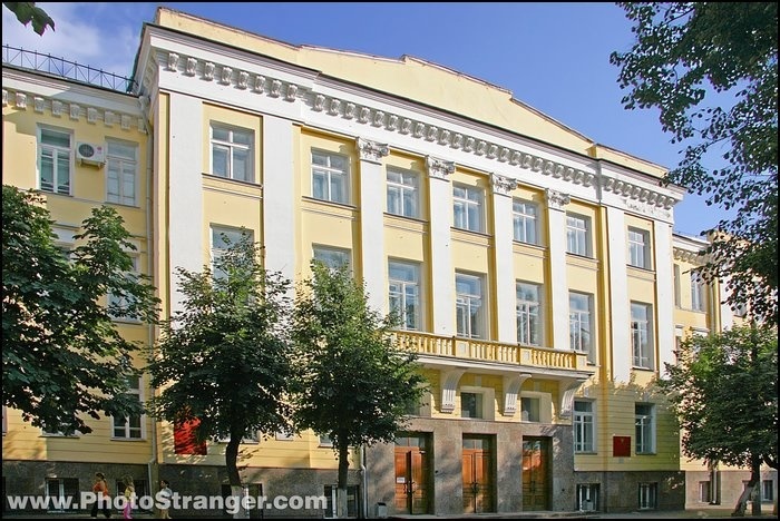 奥廖尔国立经贸学院