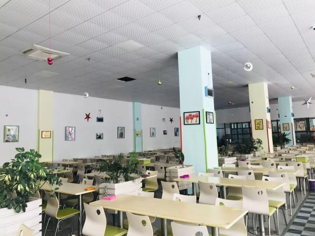 中加枫华国际学校小学部餐厅.jpg