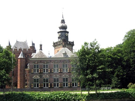 奈耶诺德商业大学