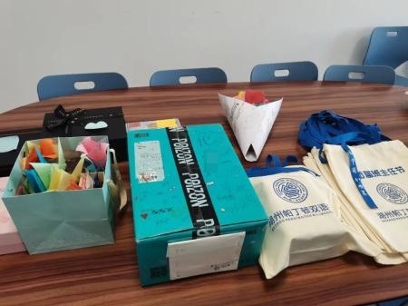 学生为班主任精心准备心愿包.jpg