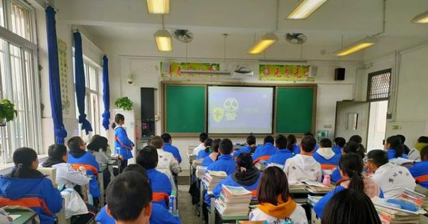 崇州市蜀城中学