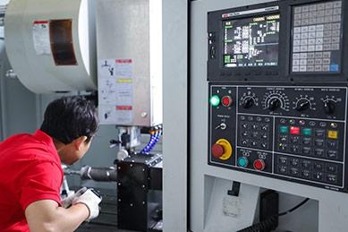 提供各方位学前服务，完成学业后提供就业跟踪。