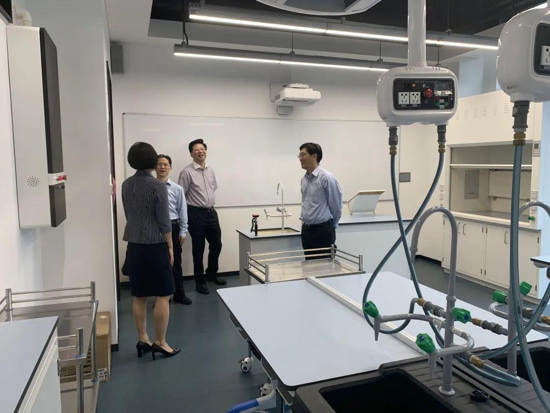 周汉民一行参观华二紫竹国际学院的学生实验室.jpg