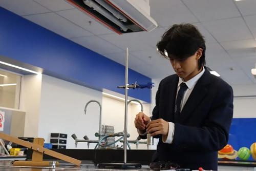 学生在做物理实验