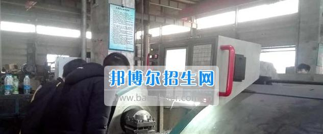 眉山科学技术学校组织汽修专业学生进行岗前培训