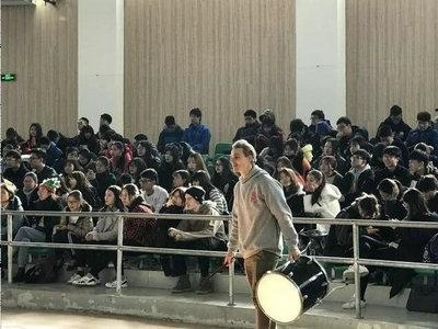 看中加枫华国际高中生如何记芳华：燃烧的老师