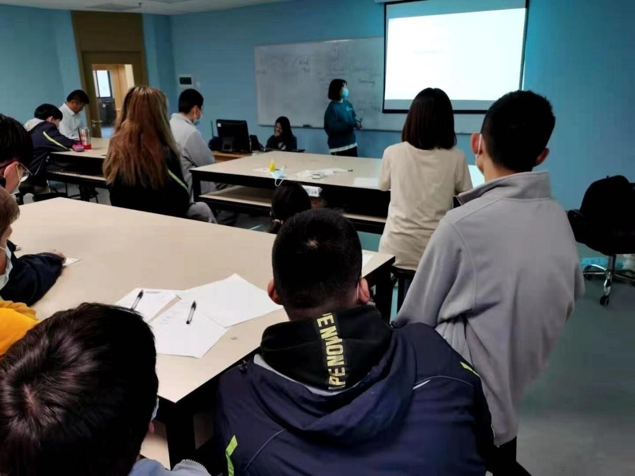 上海常青藤学校心理学社团开讲.jpg