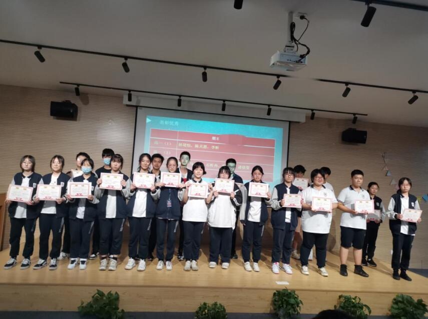 高一优秀学生进行表彰.jpg