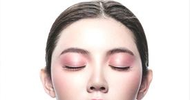 像眉粉扫过，生动自然