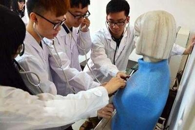 学生在近距离接触人工智能