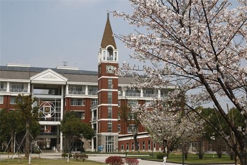 张家港梁丰高级中学国际学院