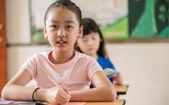 年龄在8-12岁的少儿