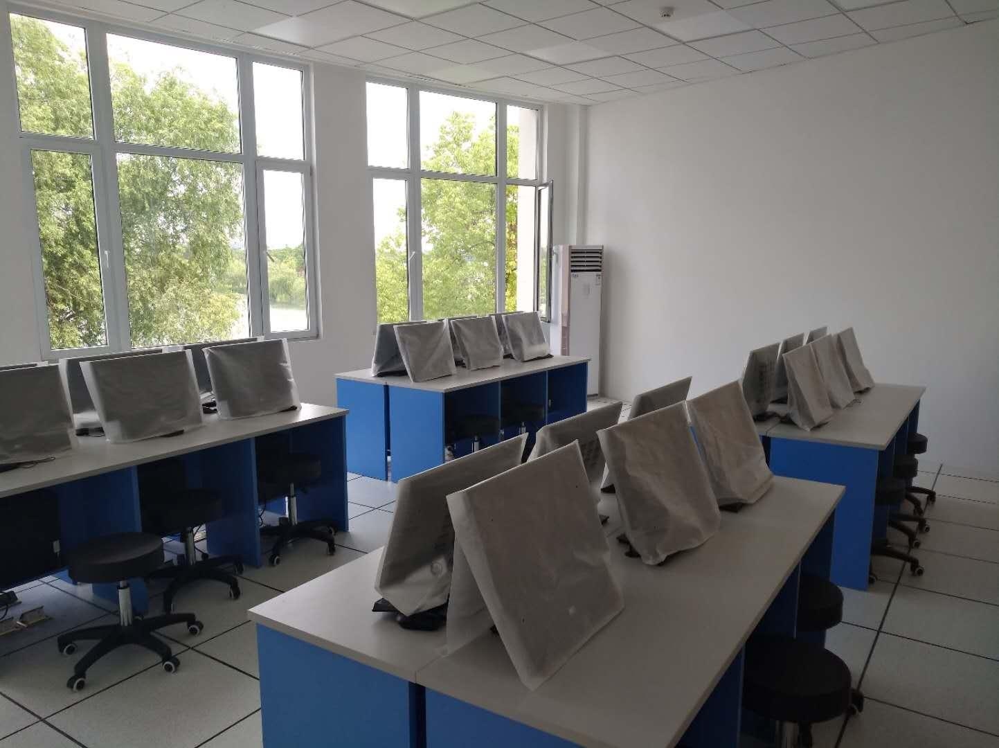 上海宏润博源学校计算机室.jpg