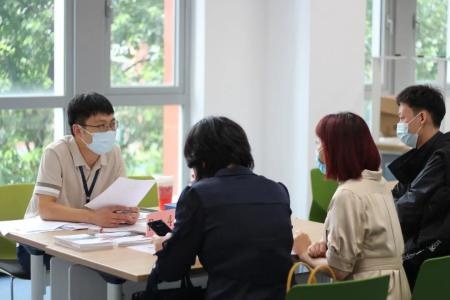 班主任认真解读学校相关规定.jpg