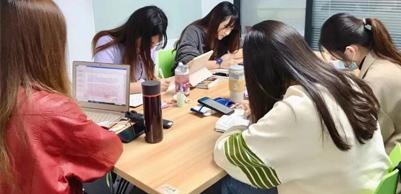 学员在学习