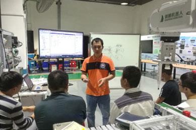 特聘哈工大教授，确保课程竞争力与合理性，提升课程效果。