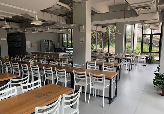 上海UEC学校餐厅.jpg
