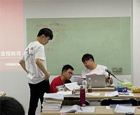 学生在互相学习