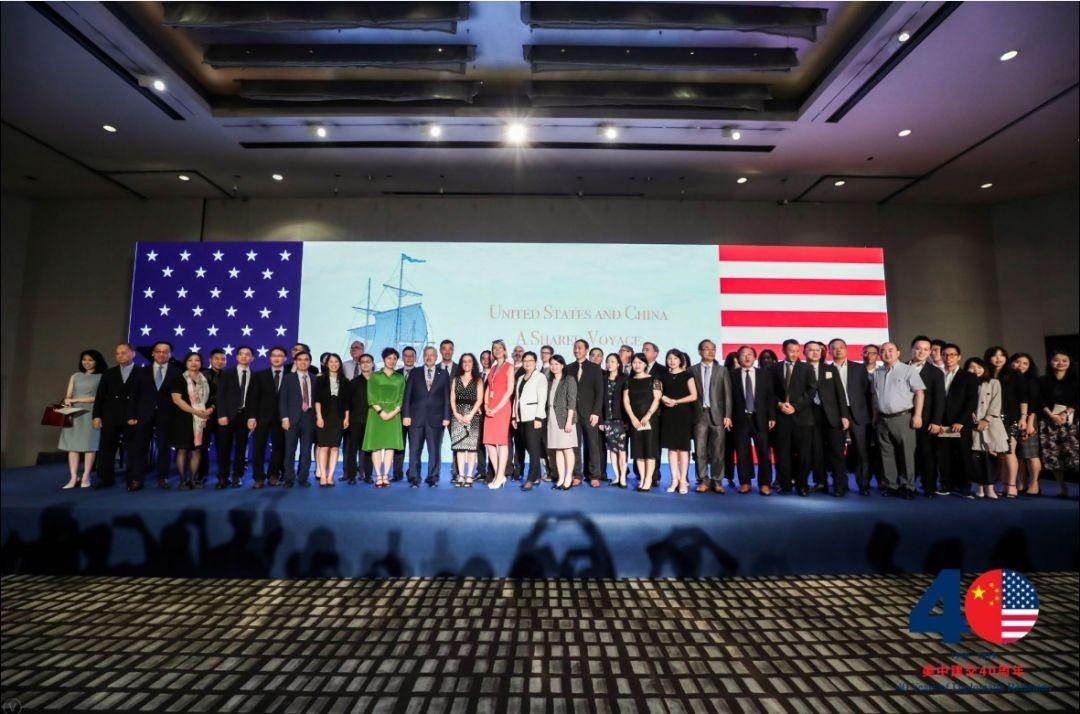 受邀出席的代表们与美国驻华大使、美国驻广州总领事合影.jpg