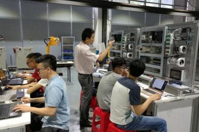 以企业实际案例为教学主要纲领，真实还原工作场景。