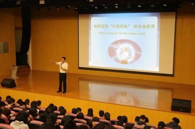 王老师向同学们介绍客观的时代背景.jpg